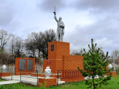 Братская могила  советских воинов, погибших в боях с фашистскими захватчиками в 1943 году. Захоронено 3 человека, имена 3 человек установлены. Скульптура советского воина с автоматом..