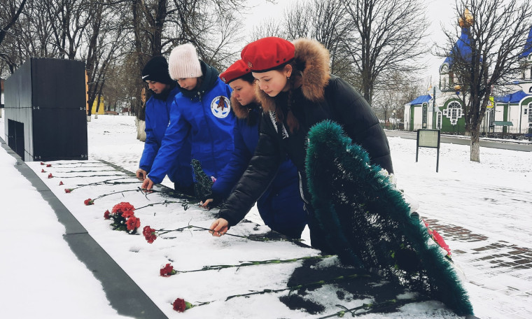 В селе Большетроицкое прошел митинг и панихида по погибшим с возложением венков и цветов.