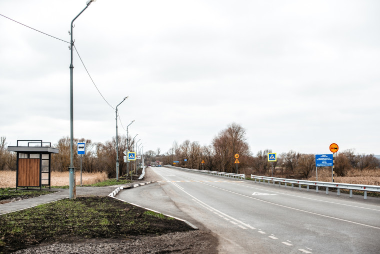На сегодняшний день подходит к завершению капитальный ремонт автодороги, проходящей через село Большетроицкое..